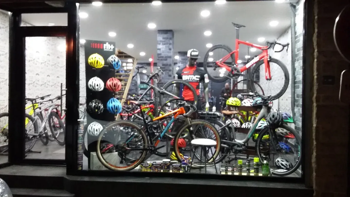 Vitrine éclairée d'un magasin de cycles
